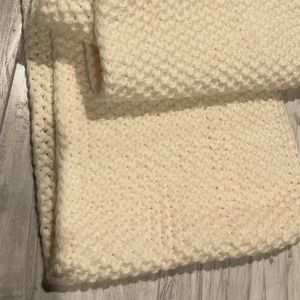Free w| purchase of 250$+,Dynamite ivory infinity scarf cable knit chenille NWOT